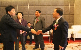 國家發(fā)展改革委資源節(jié)約與環(huán)境保護(hù)司牛波處長（和劉總握手）、全國墻材革新工作委員會(huì)會(huì)長滕軍力（女士）