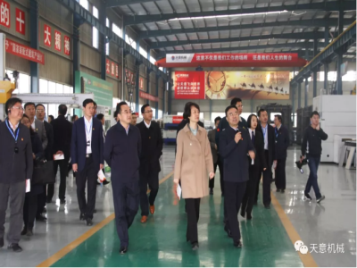 濟(jì)寧市委常委、組織部部長(zhǎng)孔凡萍帶領(lǐng)全市“兩新”組織黨建工作現(xiàn)場(chǎng)觀(guān)摩團(tuán)蒞臨天意機(jī)械調(diào)研指導(dǎo)